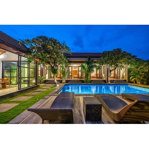 Villa Aruna Batu Bolong Beauty 5 bed air/con living