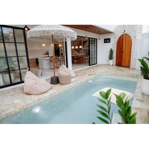 Villa Dawnhaven - 3BR Modern Enclosed Berawa Villa 4min to Beach