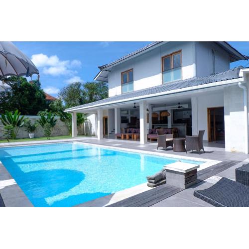 Villa Dekat Pantai Batu Belig