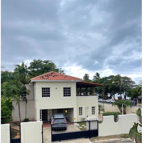 Villa familiar con vista al océano