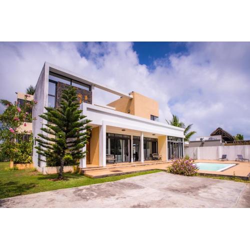 Villa Fitz: Sunlit Beach Getaway w/ Pool + WIFI