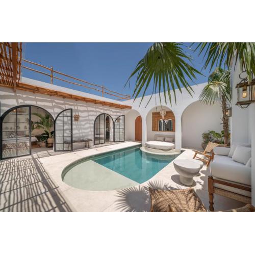 Villa Heiwa - Tropical meets Mediterranean, 2BR Canggu Villa