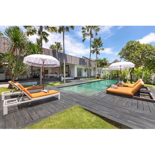 Villa Ikebana - Trendy 5BR Spacious Villa with Rice Field Views, Large Pool, and 5 Minutes to Canggu