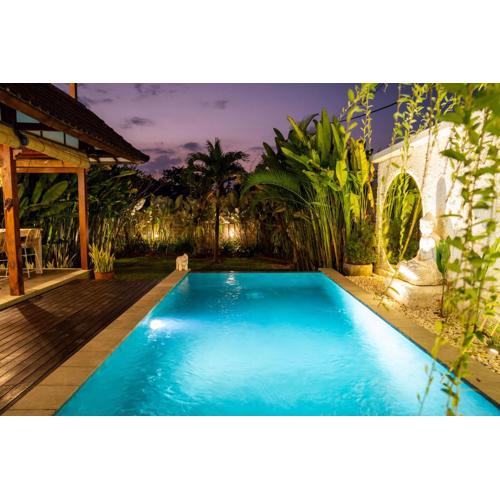 Villa Innerbloom stylish 2BR with large pool & garden