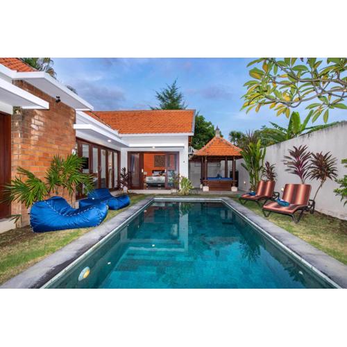 Villa Kamboja Premium walk to double six Beach - enclosed living room with AC