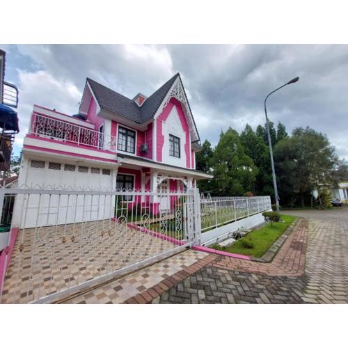 Villa kota bunga puncak bogor 4 BR Fasilitas Lengkap Free AC