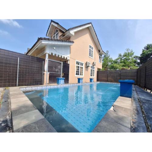 Villa kota bunga puncak bogor ada kolam pribadi