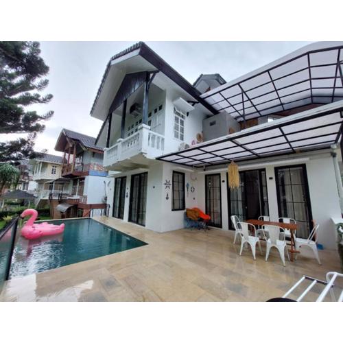 Villa kota bunga puncak bogor with pool & biliard