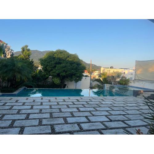 Villa las orquídeas terraza y piscina grande, vista a la montaña!!