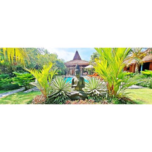 VILLA LE PETIT LEON "Authentic Traditional Wooden House"