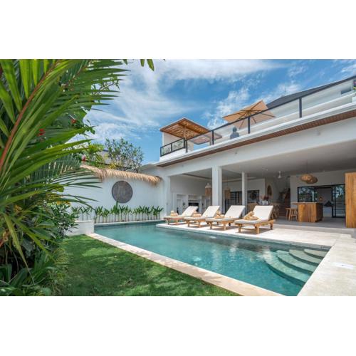 Villa Mayasa, 4-bedroom private luxury villa with Rooftop in Seseh Beach