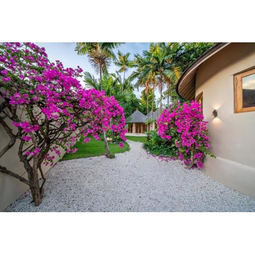 Villa Meraki, 6BR, incl breakfast, heart of Seminyak, walking distance to restaurants, bars and shops, tropical garden