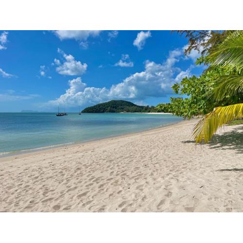 Villa Mona-Beachfront Sunset Peaceful Garden Villa