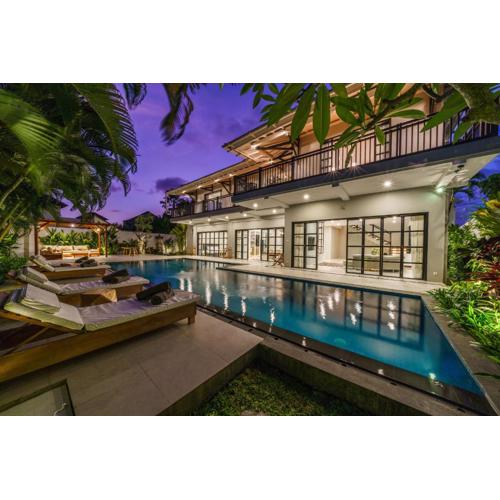 Villa Okenada - Modern 5-bedroom pool villa in Berawa!