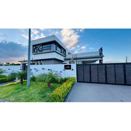 Villa Palmeras - 4 Bedrooms AC Modern Luxury Villa