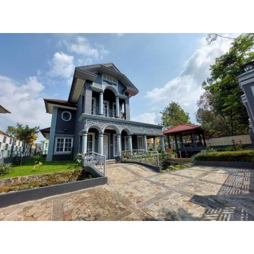 Villa puncak bogor at kota bunga with privat pool