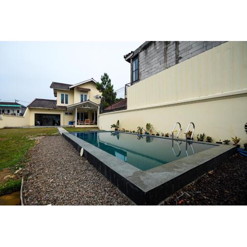Villa Puncak Kota Bunga, Swarna Villa Swimming Pool