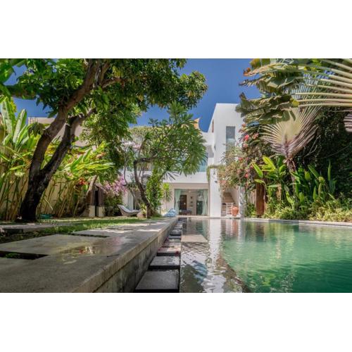 Villa Saffira, Seminyak - Pool, Garden, Rooftop - Walk to Beach and Cafes!