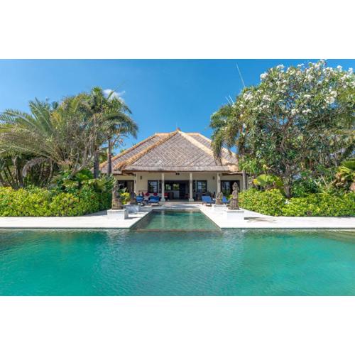 Villa Sali: luxury beach villa with staff!