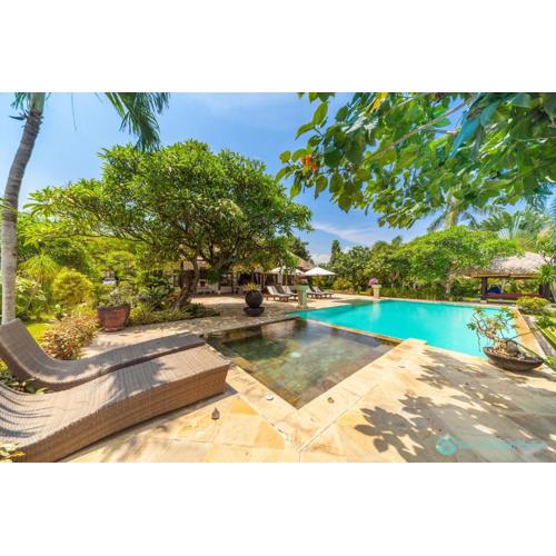 Villa Segara Murti - Stylish Beachfront Villa!