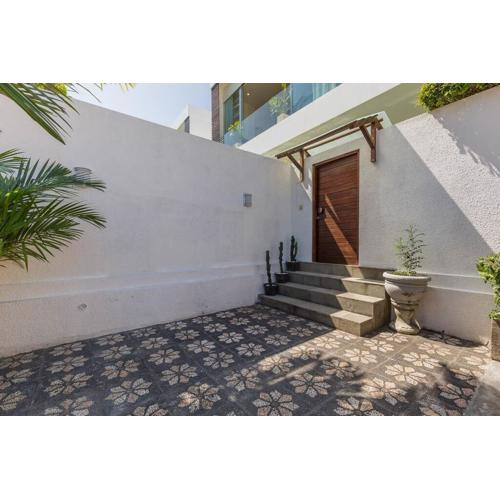 Villa Serenity: modern design luxury 12m pool and BBQ