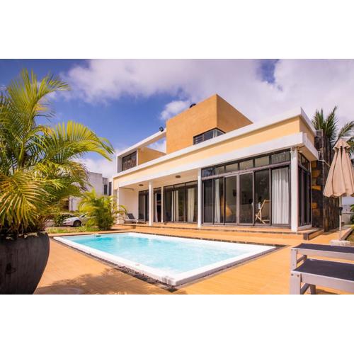 Villa Simone: Sunlit Beach Getaway w/ Pool + WIFI