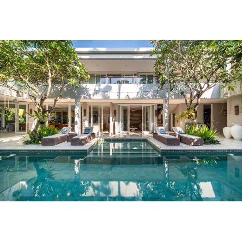 Villa Sunsara 2 - Spacious 4-Bedroom Haven next to Berawa Beach