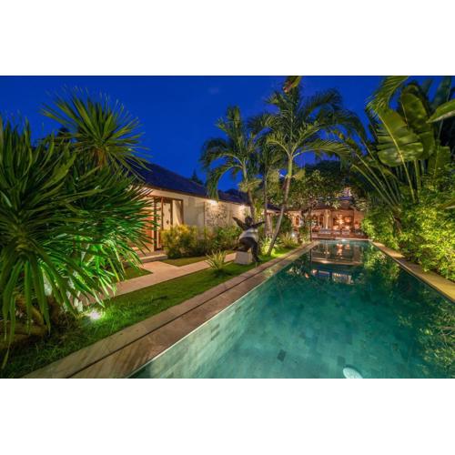 Villa Teman - Luxury 4BR Villa in Central Seminyak - HUGE POOL