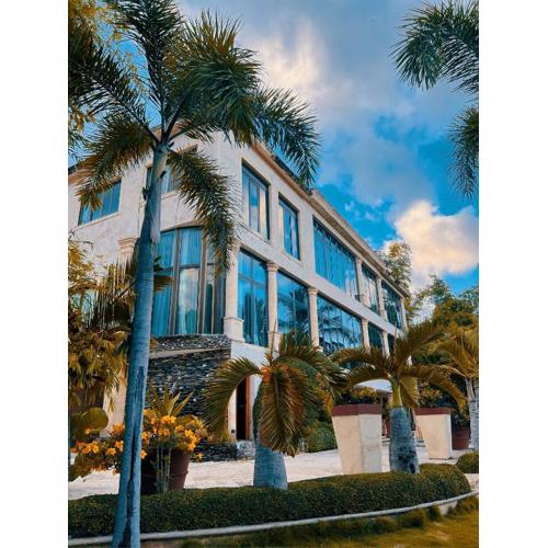 Villa Tesoros del Mar - Luxury Beachfront Villa with Natural Pool, Jacuzzi, Mountain Views, Yoga, BBQ, Wi-Fi, Pet & Family Friendly, Barahona Adventures