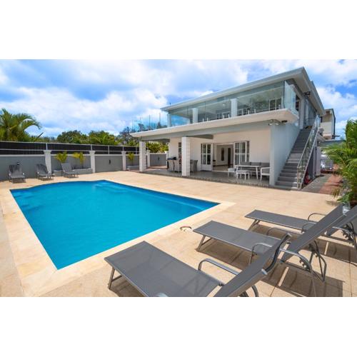 Villa Tropicale, 5 bed, private pool, 5 min beach