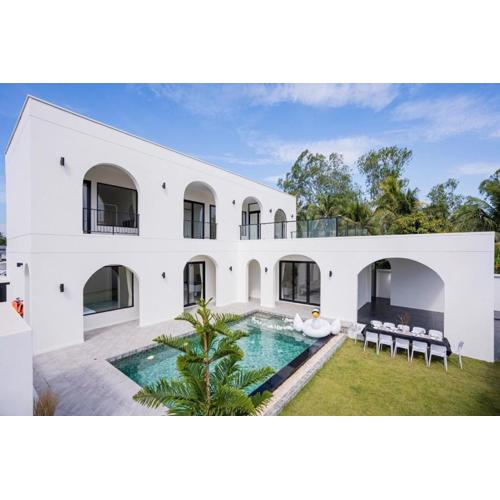 Villa White Rock, Ban amphur