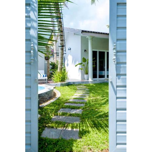 Villa with private pool Walk to Kabalana Beach