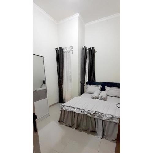 Villa Yanti F 7 Permata Garden