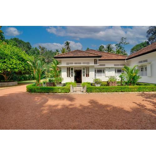 Village Headman's Five Bedrooms Entire Bungalow