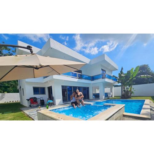 VillaGuerra-Piscina-Billar-BBQ-WiFi-Cozy-3Br-5Bds-7Pax