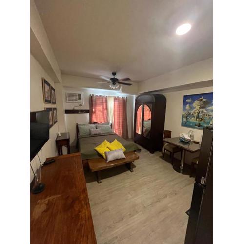 Vinatge Modern Studio Condo Unit w/ Balcony