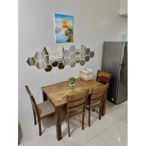 Vine Residences 2BR, Unli WiFi, PrimeVideo, freeparking Near Mall, Kiddie Pool 902