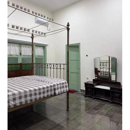 vintage room 1 in colonial house