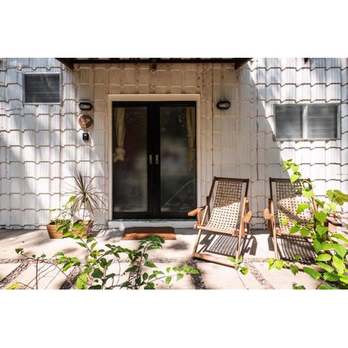 VIRYA Nest Self-Service Tiny Home in Rainforest Nest - Monkeys, Bats, Pet Friendly with a Fee