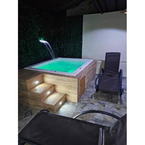 vista a toda la ciudad y montaña