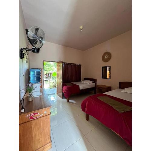 Vivian's Lakey peak homestay