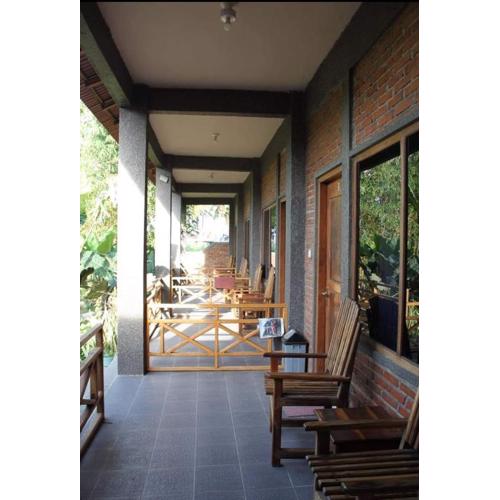 Vivian's Lakey peak homestay