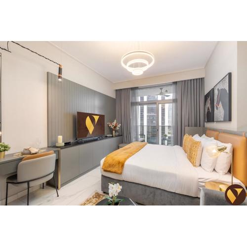 Vogue MAG318 Downtown Dubai with Skyline and Pool View, Steps to Burj Khalifa and Dubai Mall, Amazing Pool & Gym Access