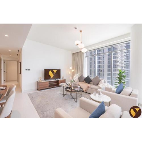 Vogue Marina Vista - Spacious Two Bedroom Apartment in Dubai Harbour, Private Beach Access, Balcony and Stunning Marina Views