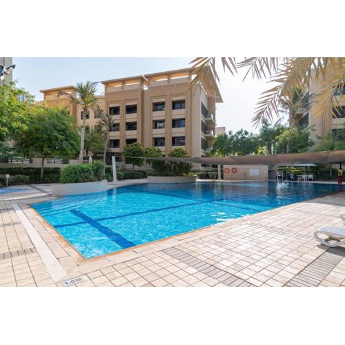 Vogue Stylish and Cozy in Greens Dubai, Three Bedroom Apartment with a Dedicated Work Space and Big balcony With full Amenities