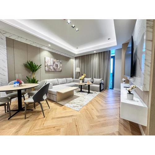 Vserve 1 BR Stay with Stunning Skyline Views