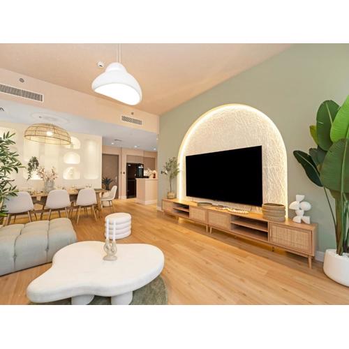 Wabi-Sabi Style Fountain-View 4 BR Apt in the Sky