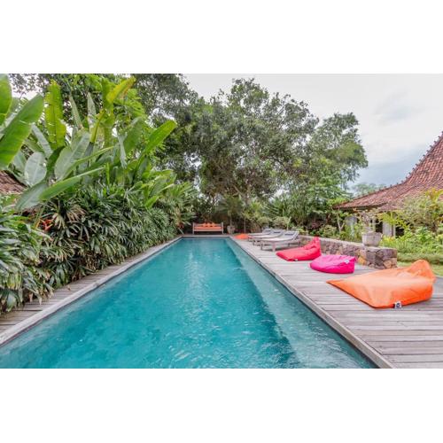 Wahyu wonderful 4Bd villa with huge garden and 2 pools