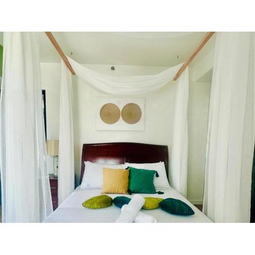 Walk to Abreeza Mall, High Floor, 1 Bedroom, Balcony with View, Parking, WiFi, Netflix, Kitchen, Washer - T1-2518