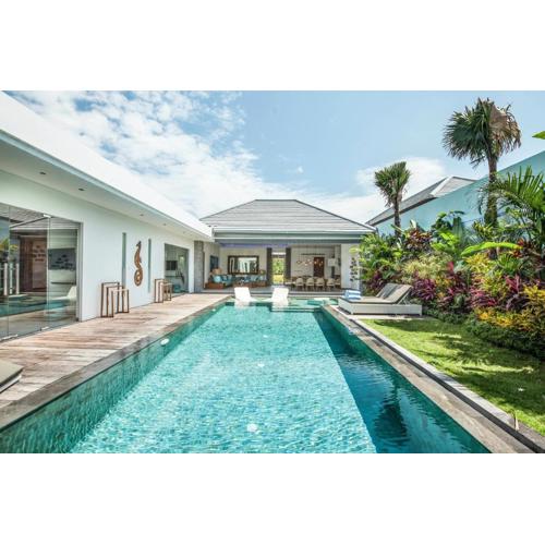 Walk To The Beach From Luxury Designer Villa